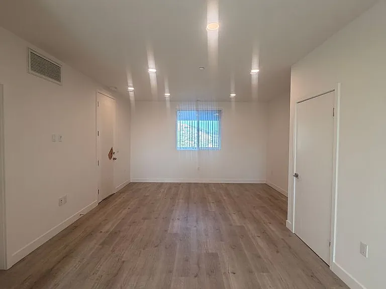 YaYa Glenoaks, LLC — Photo 18