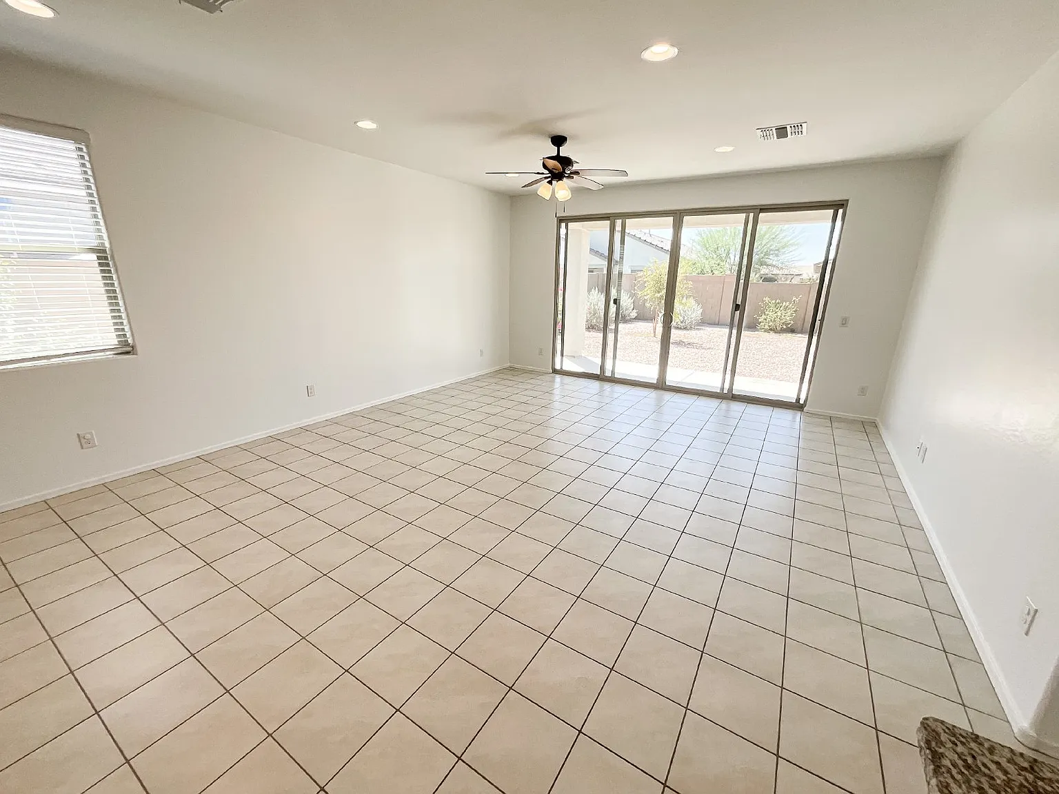 261 E Tahiti Dr — Photo 2