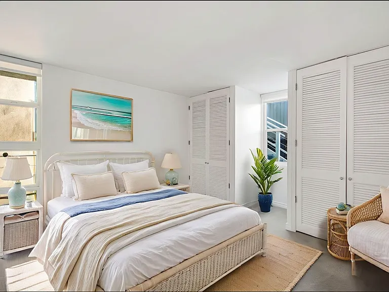 647 Sleepy Hollow Ln — Photo 6