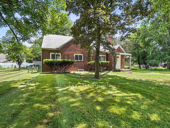 3rd image of 822 Searles Rd