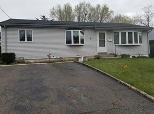 102 Pinetree Dr, Parlin, NJ 08859