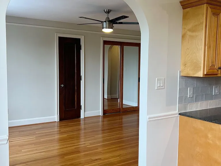 Mayflower Apartments — Photo 37