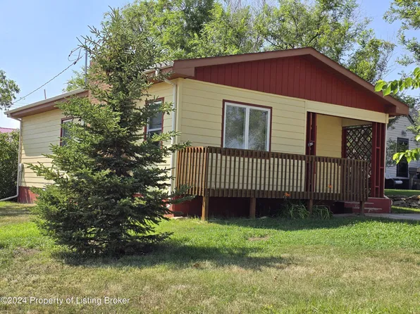 211 7th Ave W, Lemmon, SD 57638