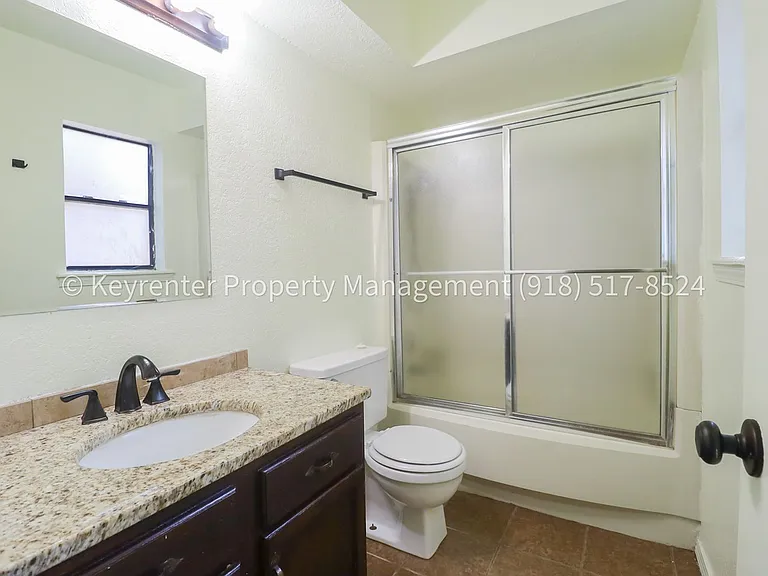 1359 E 60th St Duplex — Photo 25