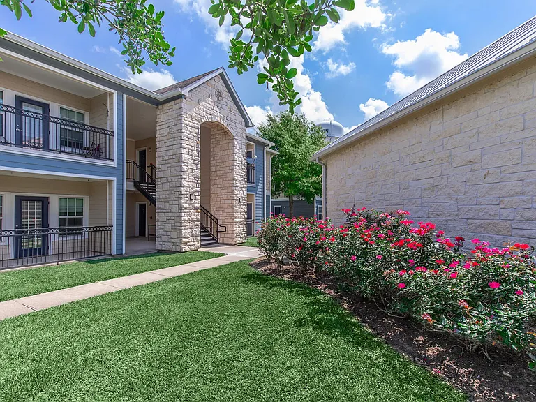 Residence at Lake Jackson — Photo 37