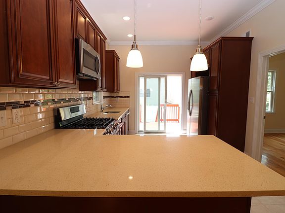 High End Kitchen with Peninsula 