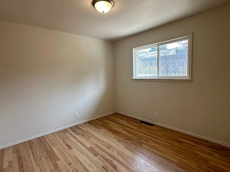 1755 Glendale Ave — Photo 8
