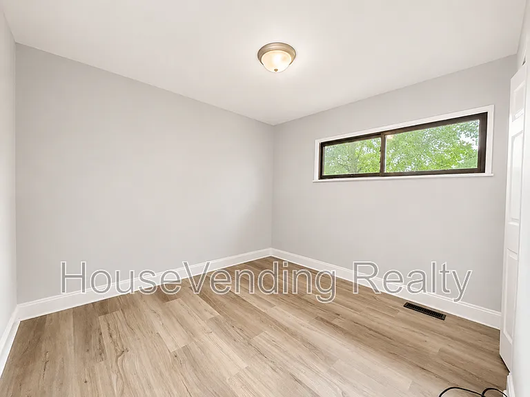 2324 Grove St — Photo 10