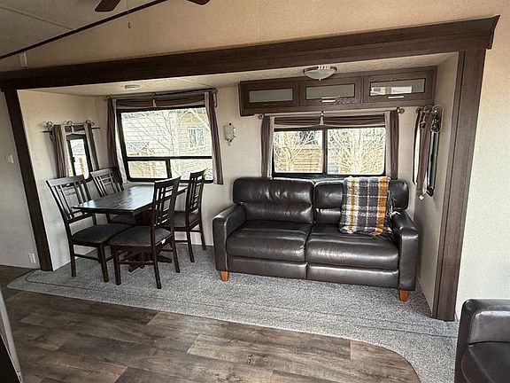 4th image of 8 Travers Ridge Way