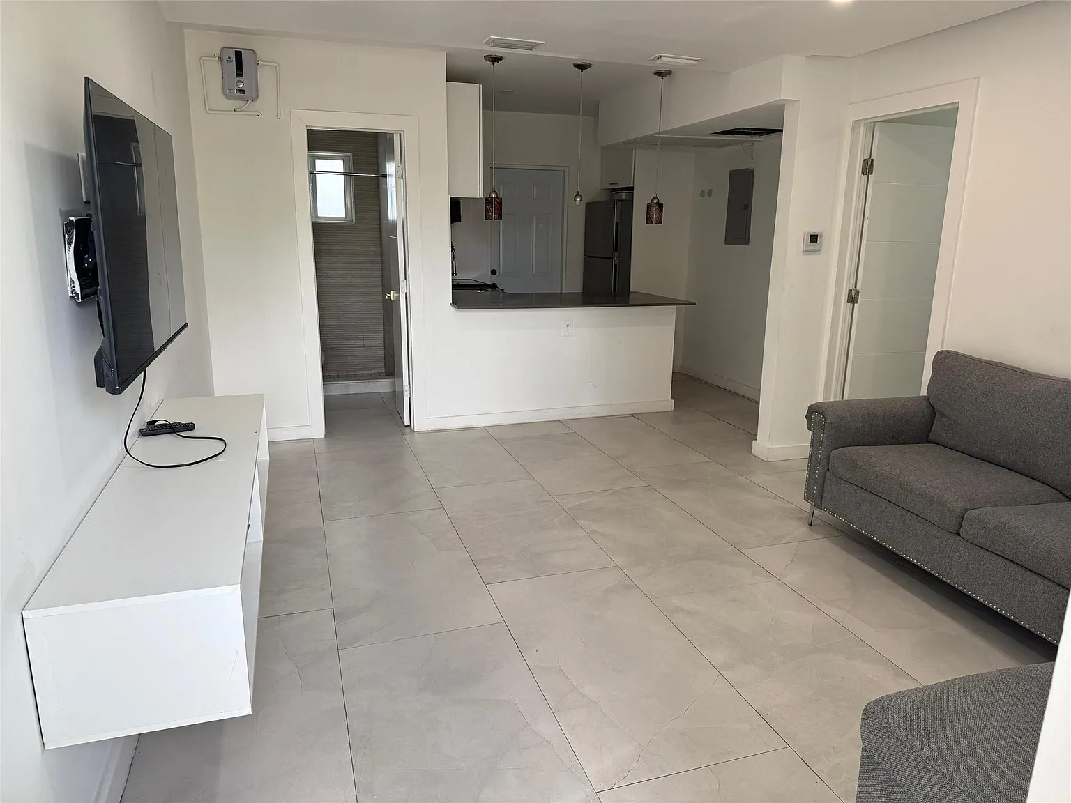 2 bed, 1.0 bath, 4617 sqft, $2,200 — Photo 2