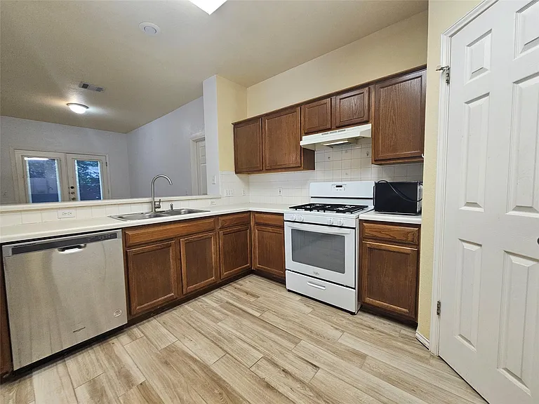 8506 Hillrock Dr — Photo 12