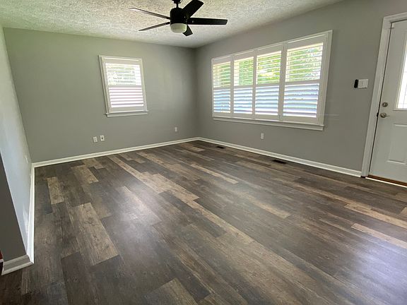 Large living room with plenty of light. Great for a home office or playroom!
