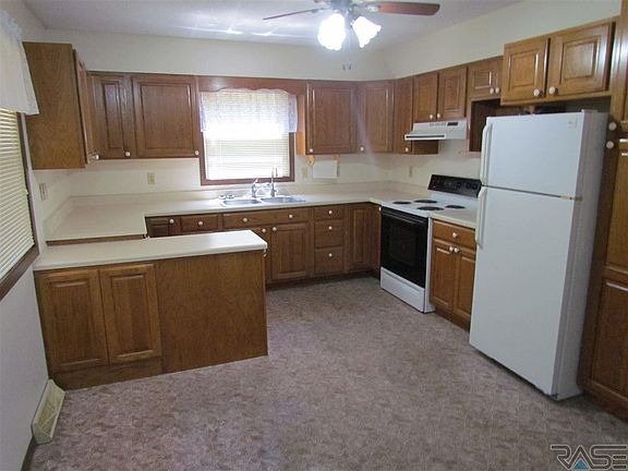 3rd image of 318 N Olive Ave