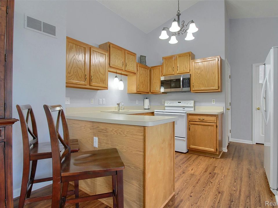 105 Farmington Rd, photo 10