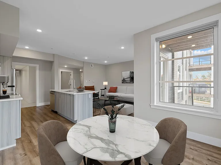 24 Farringdon Way — Photo 2