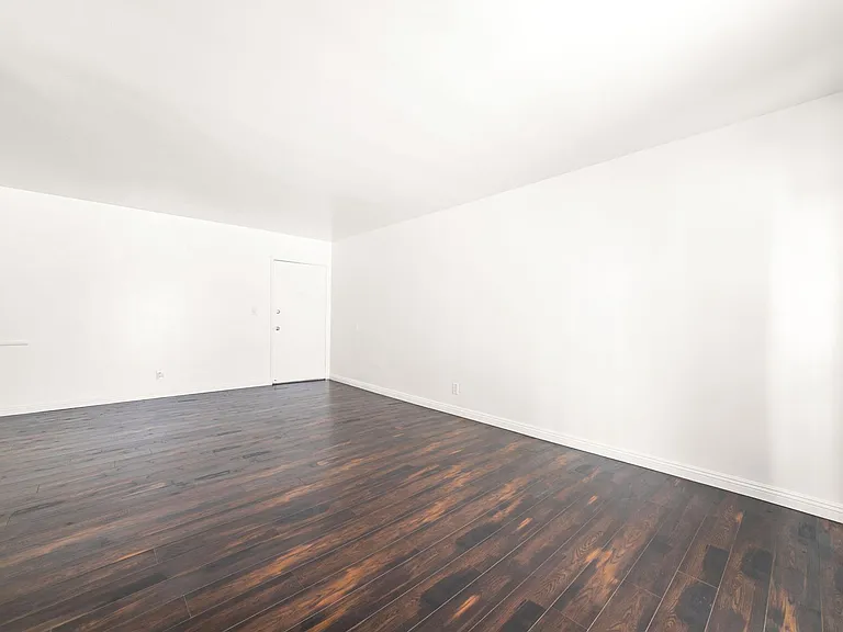 Hollyview Apartments — Photo 21