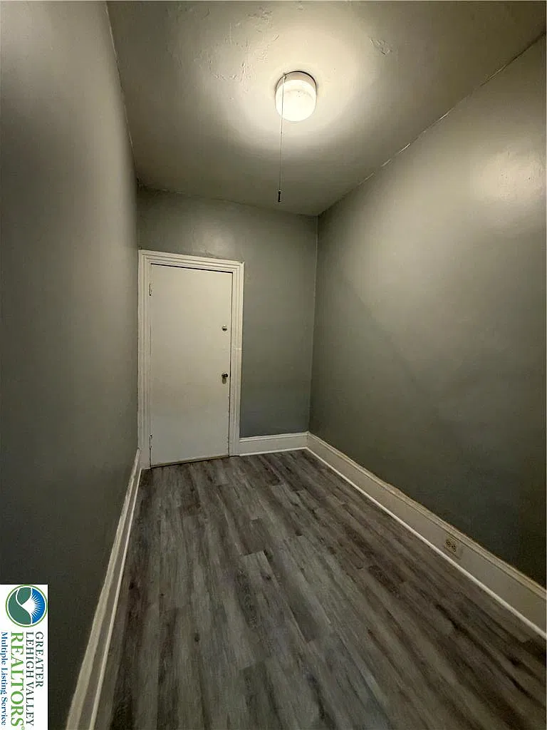 697 Ferry St — Photo 3