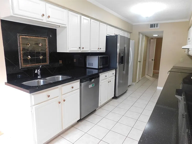 472 N Post Oak Ln — Photo 8