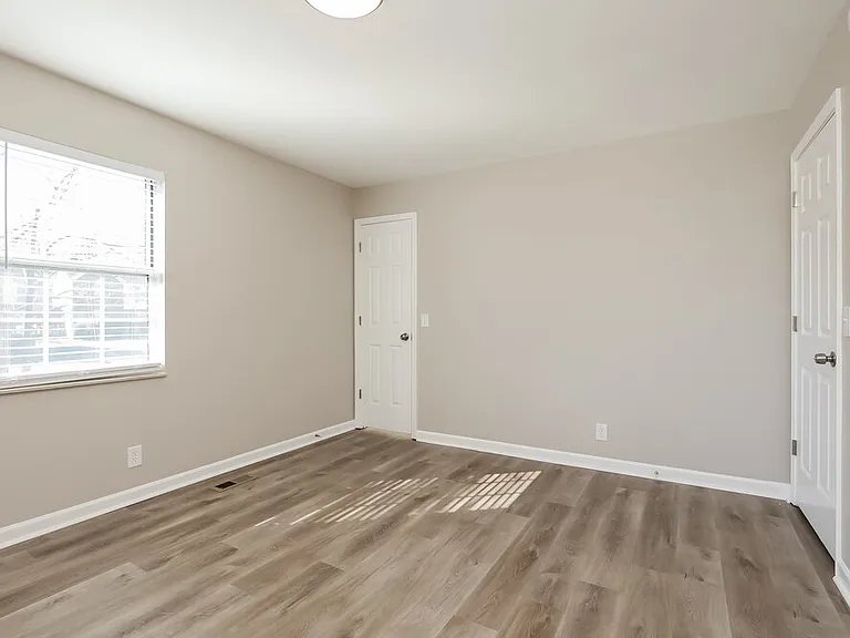 812 Dresden Ct — Photo 17