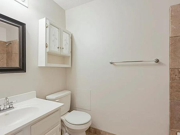 4th image of 4220 Woodcrest Dr
