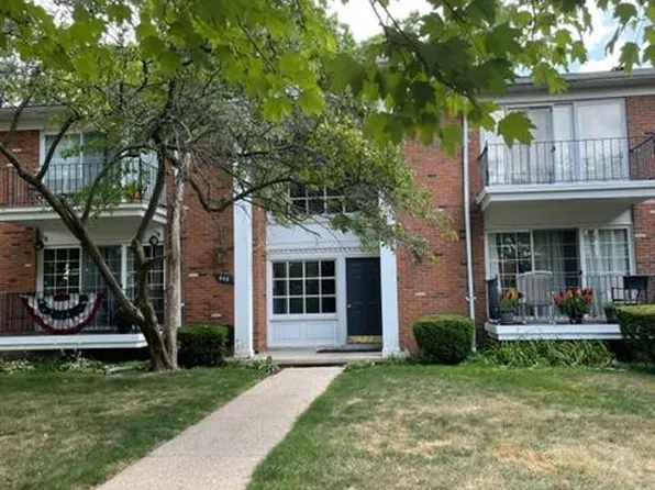 448 Fox Hills Dr N, Bloomfield, MI