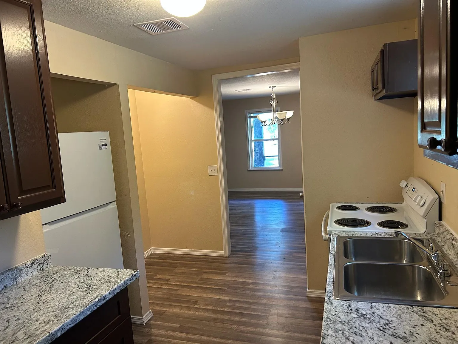 3 bed, 2.0 bath, 1200 sqft, $1,250 — Photo 3