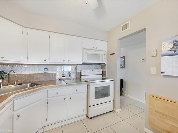 4th image of 1400 NE 191st St APT 322