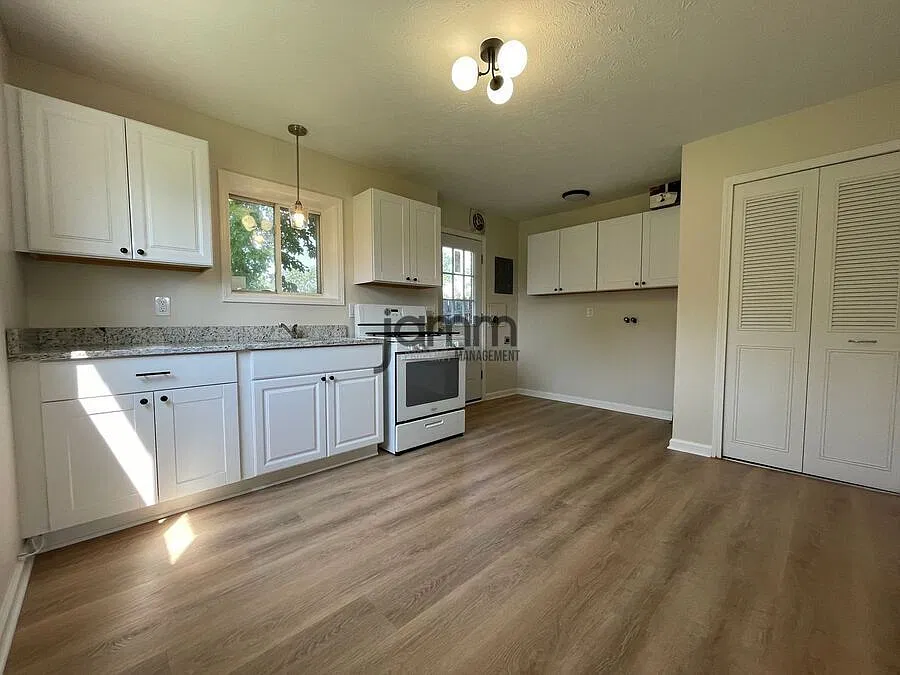 2-Bedroom Townhome in Brookpark!! — Photo 3