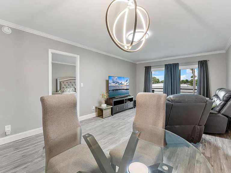 118 Lake Constance Dr — Photo 3