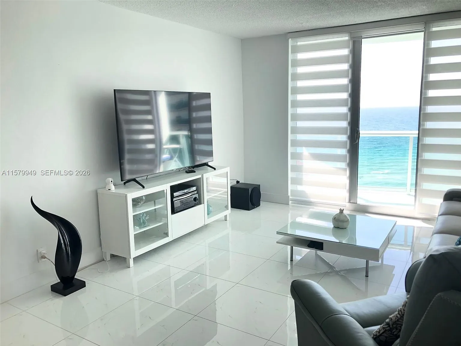 Tides On Hollywood Beach — Photo 4