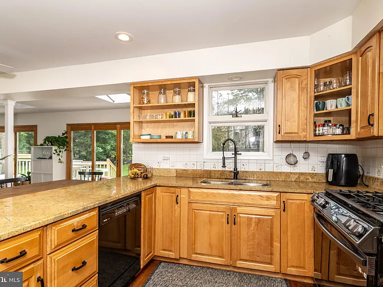 1800 Lark Ln — Photo 16