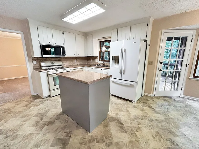 2491 Annandale Dr — Photo 7