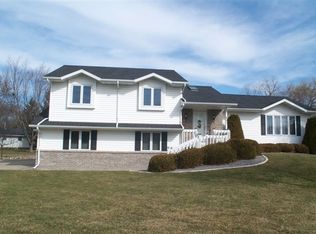 401 Avalon Dr, Columbus, WI 53925