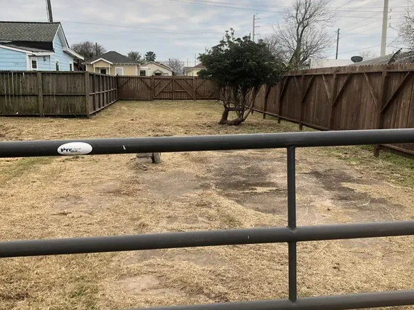 5216 Avenue L, Galveston, TX 77551