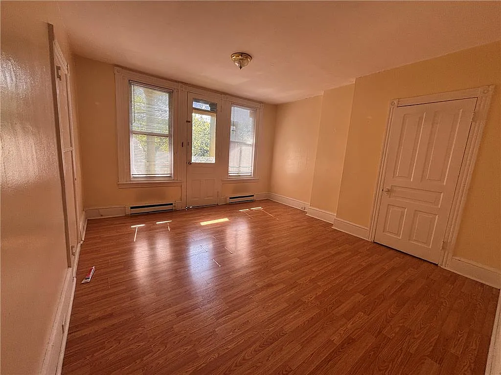 2 bed, 1.0 bath, 650 sqft, $995 — Photo 2