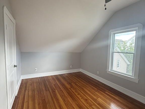 5th image of 467 Middle St