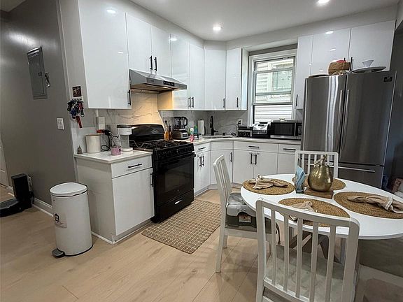 3rd image of 2222 Lee Street
