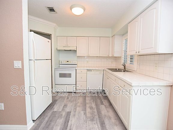 3rd image of 1920 E Edgewood Dr APT S4