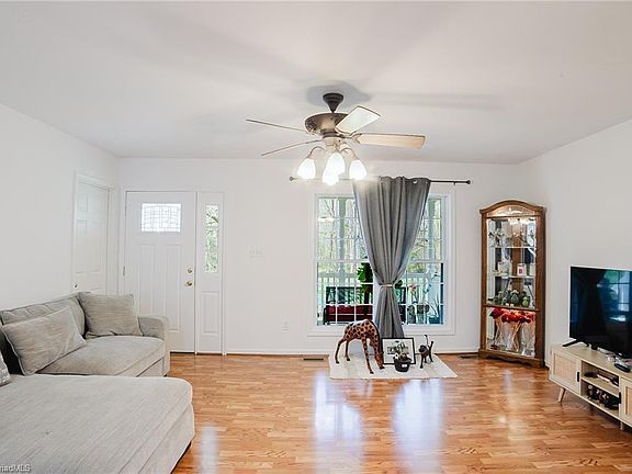 5th image of 634 E Swannanoa Ave