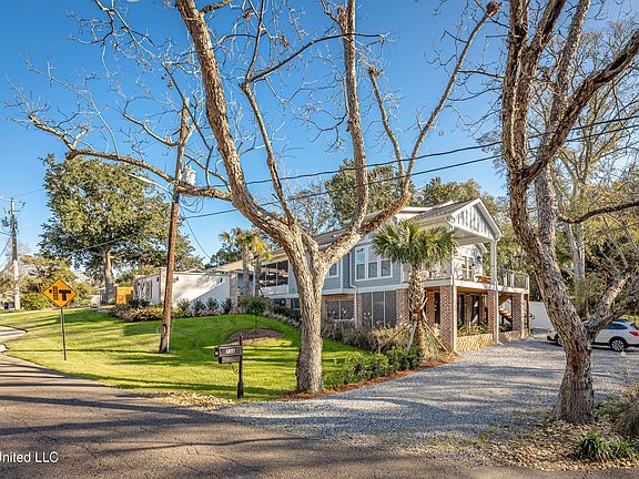 4th image of 736 Signal St