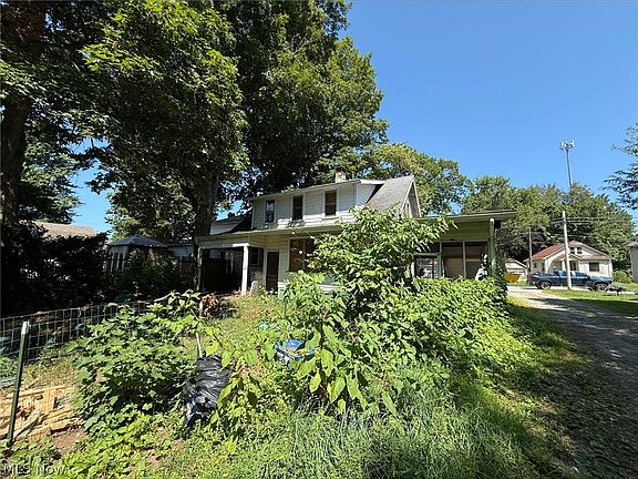 4th image of 2732 Maple Rd
