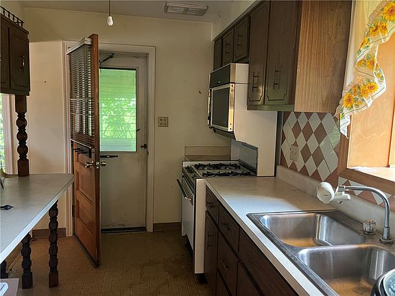 3rd image of 2203 Lindalan Dr