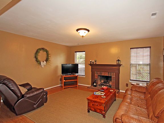 5th image of 157 Rose St