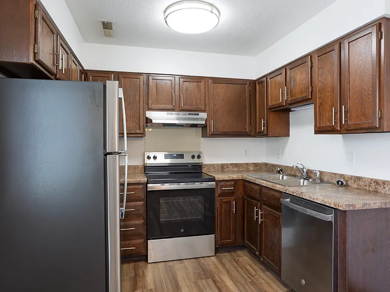 811-860 Hawkeye Dr — Photo 2