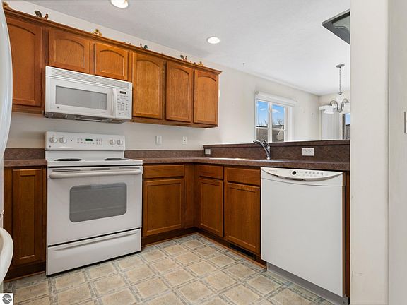 2nd image of 4125 Sherwood Forest Dr