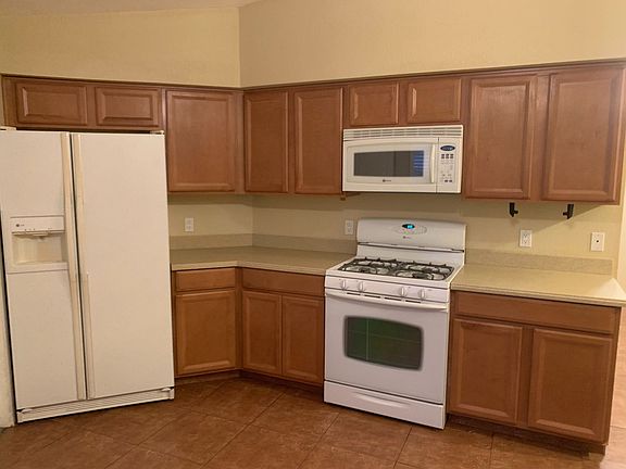 3rd image of 2220 Iris Dr