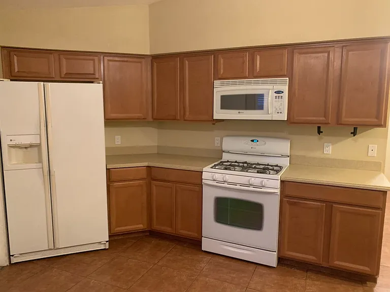 2220 Iris Dr — Photo 3