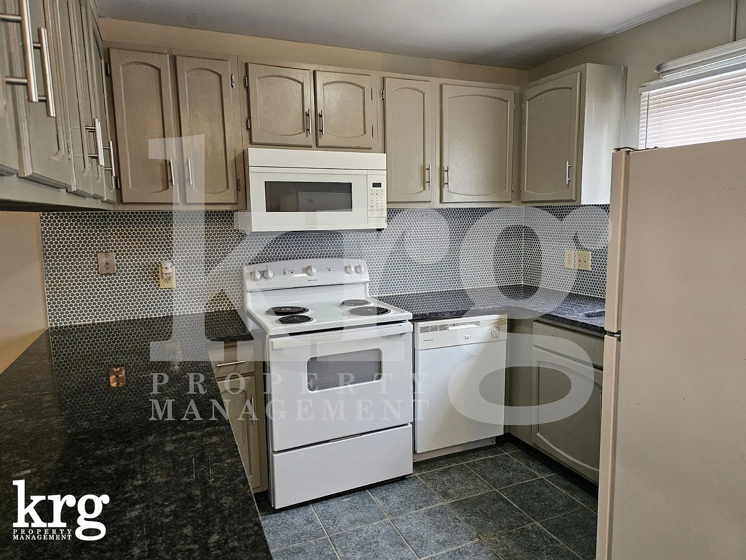 521 Tate Street - B — Photo 3