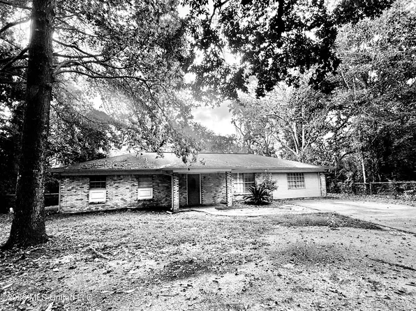 7402 Joy Dr, Gautier, MS 39553