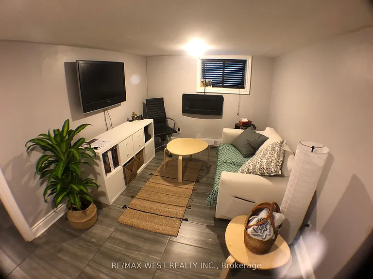 1504 Dufferin St #BASEMENT — Photo 4
